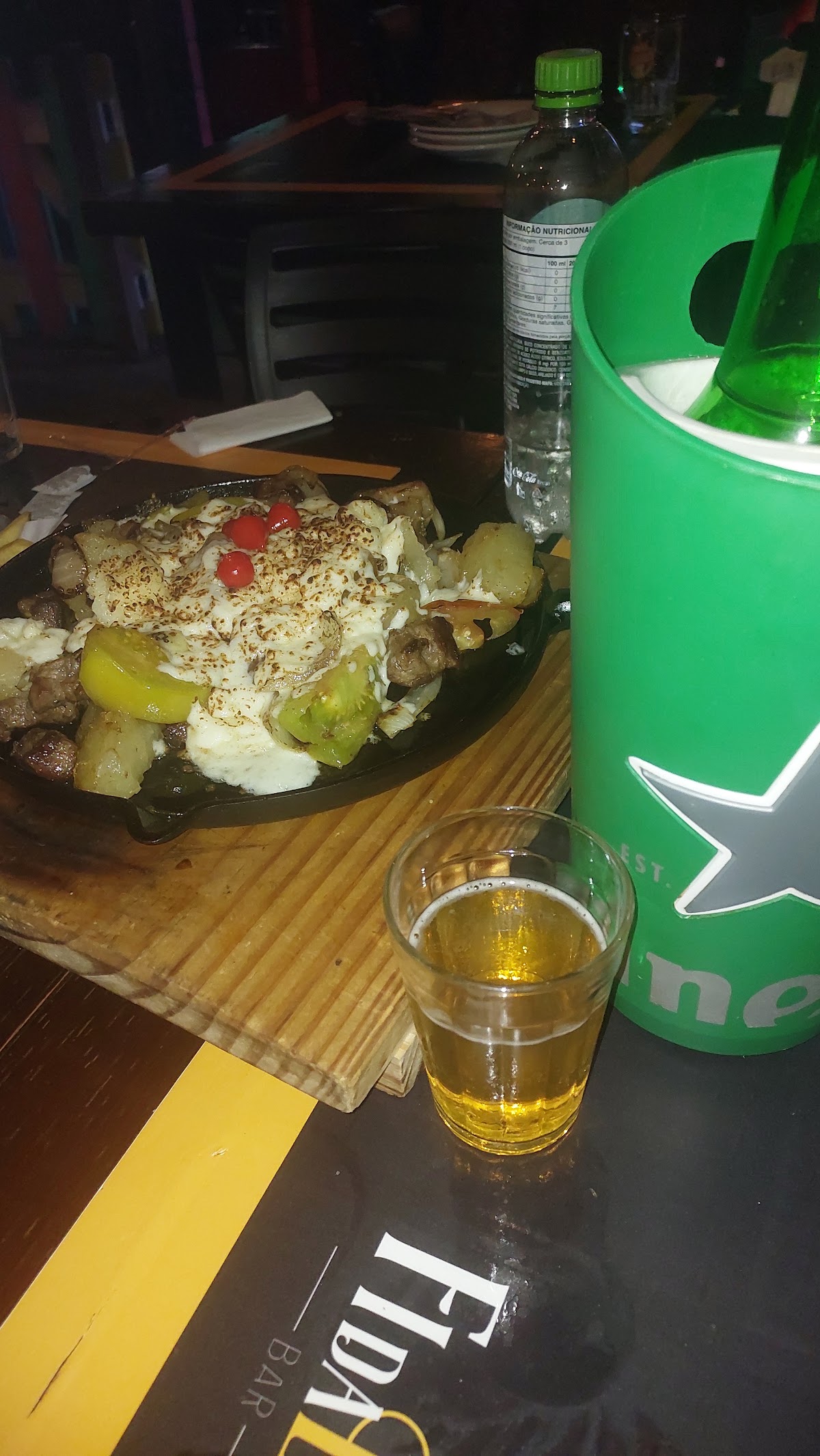 Clientes brindando com cerveja gelada na Fi da Eva Bar