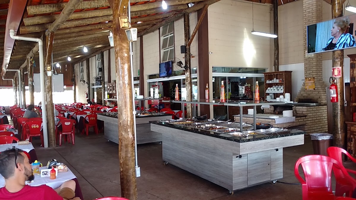 Prato com carne na brasa, arroz, vinagrete e mandioca servido na Fi da Eva Bar