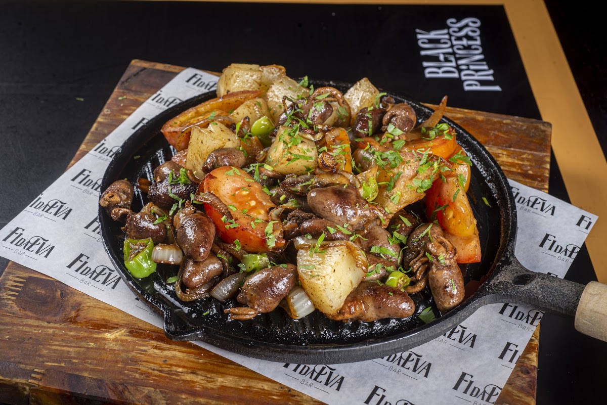 Porção de petiscos servida na mesa da Fi da Eva Bar