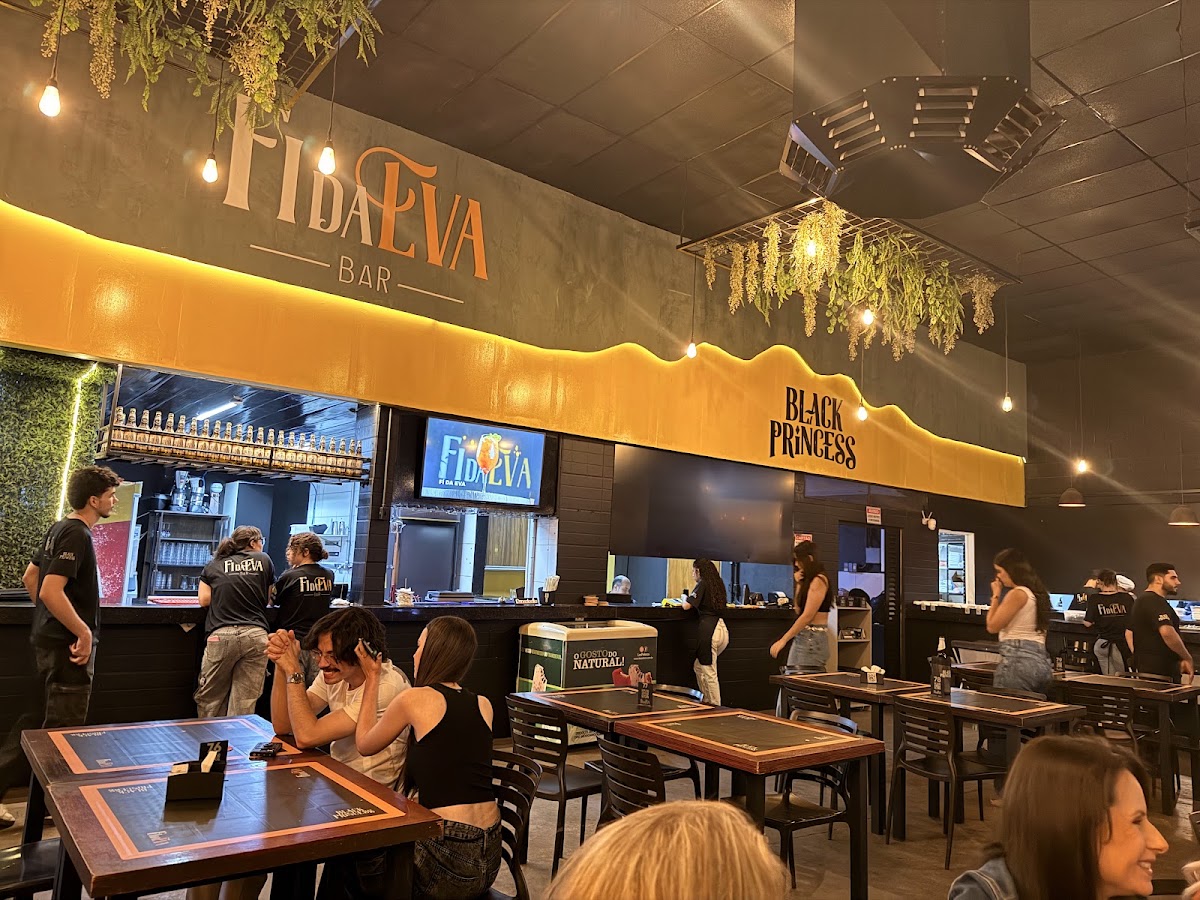 Noite de música ao vivo e público na Fi da Eva Bar